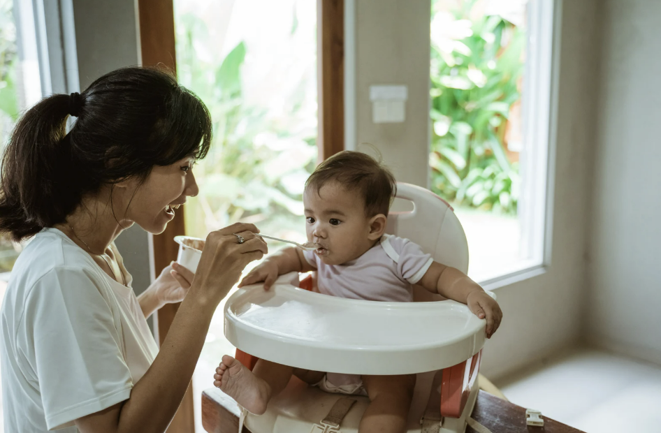 MPASI naik tekstur, tanda bayi siap makan kasar, cara naik tekstur MPASI, MPASI finger food, perkembangan makan bayi, Bunda, si Kecil